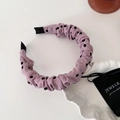 Dettaglio del cerchietto a pieghe lavanda con pois neri su vassoio in ceramica fine - Cerchietto Arricciato Pois Rosa