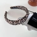Detailaufnahme des dicken Haarreifens mit Leopardenmuster, handgefertigtem Etikett und Stoff - 3# Khaki Leopard Stirnband 3cm