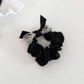 Elegante elastico scrunchie in raso nero con fiocco di perline argentate su bianco - Nero Con Fiocco di Perline Argentate