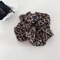 Detail eines übergroßen Scrunchies mit Leopardenmuster, weichem Stoff und Plissee-Design - 4# Khaki Leopard Haargummi