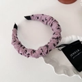 Dettaglio del cerchietto in tessuto increspato viola con motivi a fiocco nero - Cerchietto Arricciato Fiocco Rosa