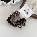 Dettaglio degli elastici per capelli marroni con motivo zebrato e trama a maglia - Caffè Scuro