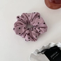 Dettaglio dell'elastico in tessuto rosa con cuori neri e texture plissettata - Elastico a Cuore Rosa