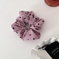 Détail du chouchou rose à pois noirs avec une texture de tissu plissé et doux - Attache Cheveux Rose à Pois