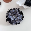 Détail d'un chouchou à carreaux bleus avec dentelle noire près d'un sac à bijoux - Black Plaid Lace Scrunchie / Noir