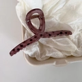 Pinza para el pelo translúcida violeta oscuro con lunares negros y muelle metálico - Marrón Cruzado