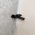 Dettaglio del fermaglio per capelli a fiocco nero lucido con scritta oro fatta a mano - Nero