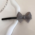 Dettaglio del fiocco in acetato grigio con testo France Handmade sulla base nera della clip - Grigio
