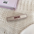 Minimalistische crème GROVE rechthoekige haarklem op een elegante kanten achtergrond - Beige