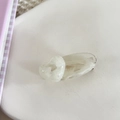 Dettaglio ravvicinato della clip per capelli a cuore con motivo marmorizzato color crema - Bianco Marmo