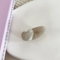 Vista dettagliata della clip per capelli in acetato marmorizzato grigio con cuore 3D - Grigio Sfumato