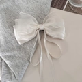 Barrette à cheveux élégante en résille et satin blanc avec longs rubans sur fond gris - Blanc