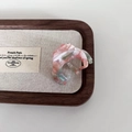 Pinza para el pelo de acetato jaspeado en rosa y blanco con logo dorado elegante - Triángulo Rosa Multicolor