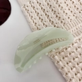 Detalle de pinza de pelo verde claro tipo gelatina con texto France Handmade - Verde Claro