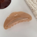 Détail de la grande pince à cheveux en acétate nude avec l'inscription France Handmade - Café Clair