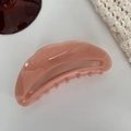 Detalle de pinza para el cabello grande rosa melocotón con logo dorado France Handmade - Rosa
