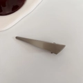 Vista dettagliata di un fermaglio per capelli minimalista in metallo grigio scuro liscio - 11# Triangolo Inclinato
