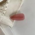 Dettaglio del fermaglio per capelli in acetato rosa marmorizzato con logo fatto a mano - Rosa