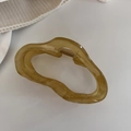 Détail d'une pince à cheveux ambre translucide avec ressort en métal doré durable - Vert Gelée