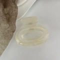 Detalle de una pinza para el pelo ovalada de acetato beige con letras Barrette La France oro - Blanco Sirena