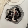 Detail van vintage scrunchie met geometrische print, organza ruches en elegante parels - 7# Zwart Wit Geometrisch