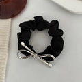 Dettaglio di un elastico in raso nero con un elegante fiocco in metallo argento - Argento