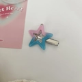 Primer plano de una pinza para el cabello Y2K con estrella en degradado rosa y azul - Azul y Rosa