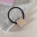 Élastique cheveux minimaliste avec pendentif beige géométrique et cœur gravé doré - Cube / Blanc Cassé