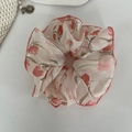 Detalle de coletero de organza con estampado de tulipán rojo y bordes rosados - Rosa Floral