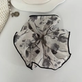 Detalle de un coletero grande estilo francés con estampado floral gris y bordes negros - Tinta Floral
