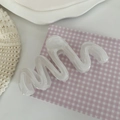 Dettaglio del fermaglio per capelli a onde in resina bianca traslucida stile moderno - Bianco Gelatina