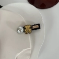 Detailansicht der Haarspange mit goldenem Bären, Perle und Lovedays-Gravur am Metall - Bär Haarklammer