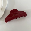 Dettaglio della molletta per capelli in acetato bordeaux lucido con scritte oro - Stile Arco Solido / Rosso Scuro