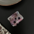 Detail der lila marmorierten Acetat-Haarklammer mit drei hohlen Sternmustern - Phantomviolett