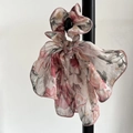 Chiffon-Haargummi mit Blumenmuster und langen Schleifenbändern am Metallständer - Rosengut