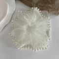 Elastico scrunchie gigante in rete bianca con bordo di perle su vassoio bianco - Bianco Sporco