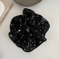Primer plano del elegante coletero de lunares negros con textura de tela plisada - Coletero Satén Negro