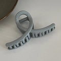 Detail shot of the sturdy grey-blue hair claw clip with interlocking teeth and twisted design - Light Blue