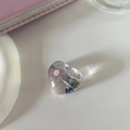 Dettaglio di un anello in resina a forma di cuore con glitter viola e stelle - Fiore Viola