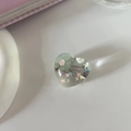 Dettaglio di un fermaglio a cuore in resina con stelle rosa e glitter argento lucidi - Fiore Verde
