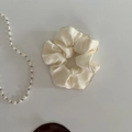 Dettaglio di un elastico in raso crema con eleganti rifiniture in perle e strass - Piccolo / Albicocca Beige