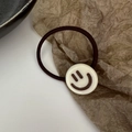 Koreaanse bruine elastische haarknot met schattige crèmekleurige smiley-knop - Wit