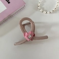 Vista detallada de pinza para el pelo rosa empolvado con corazón y cristal rectangular - Corazón Rosa