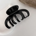 Dettaglio della grande clip a artiglio per capelli nera lucida con struttura multi-dente - Nero Lucido