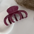 Vista dettagliata della grande clip per capelli in acrilico bordeaux con finitura lucida - Viola Rosa
