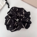Dettaglio macro dello scrunchie in chiffon francese con motivi a linee astratte bianche - Scrunchie di Base / Scrunchie in Raso Nero