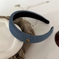 Gepolsterter Haarreif aus blauem Denim mit goldener Metallschnalle für hohes Volumen - Gepolstertes Stirnband / Hellblau