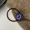 Élastique à cheveux noir avec un pendentif rond bleu et un motif de smiley rose - Bleu