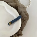Blaue Jeans-Haarklammer mit goldenem Metallemblem auf weißem Keramiktablett - Entenschnabel-Haarspange / Hellblau