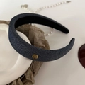 Dunkelblauer Denim Haarreif mit goldenem Metallemblem und rutschfestem Futter - Gepolstertes Stirnband / Dunkelblau
